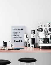 Laden Sie das Bild in den Galerie-Viewer, Porzellan Becher Weiß A-Z