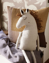 Laden Sie das Bild in den Galerie-Viewer, Kissen Safari I Pferd