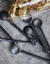 Laden Sie das Bild in den Galerie-Viewer, Löffel Pion I Schwarz/Braun