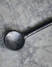 Laden Sie das Bild in den Galerie-Viewer, Löffel Pion I Schwarz/Braun