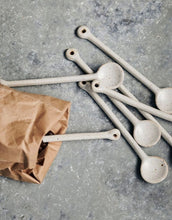 Laden Sie das Bild in den Galerie-Viewer, Löffel Pion I Grau/Weiß