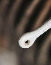 Laden Sie das Bild in den Galerie-Viewer, Löffel Pion I Grau/Weiß