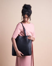 Laden Sie das Bild in den Galerie-Viewer, Tasche Georgia I Black Soft Grain