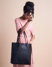Laden Sie das Bild in den Galerie-Viewer, Tasche Georgia I Black Soft Grain