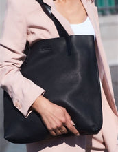 Laden Sie das Bild in den Galerie-Viewer, Tasche Georgia I Black Soft Grain