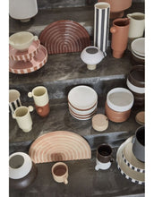 Laden Sie das Bild in den Galerie-Viewer, Servierplatte Toppu ø 20cm I Caramel