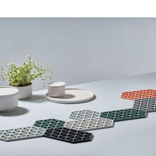 Laden Sie das Bild in den Galerie-Viewer, Untersetzer Triangles Lang I Cool Grey