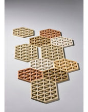 Laden Sie das Bild in den Galerie-Viewer, Untersetzer Triangles I Warm Sand