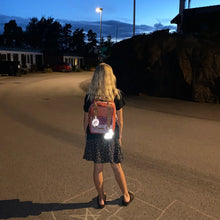 Laden Sie das Bild in den Galerie-Viewer, Reflektor-Anhänger Bolt in Blitzform von Firefly Reflectors aus reflektierendem Material mit Lederband, ca. 8 cm – stylisch und funktional für mehr Sichtbarkeit.
