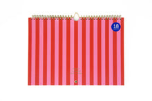 Laden Sie das Bild in den Galerie-Viewer, Fabrique 18 Month Family Planer 2025/2026 Stripes Pink von A-Journal – Familienagenda mit Wochenübersichten, Platz für 5 Personen, zahlreichen Checklisten, Spiraalbindung und FSC-Papier für den Zeitraum 30. Juni 2025 bis 3. Januar 2027.

