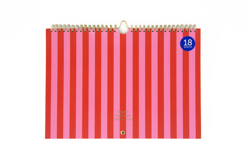 Fabrique 18 Month Family Planer 2025/2026 Stripes Pink von A-Journal – Familienagenda mit Wochenübersichten, Platz für 5 Personen, zahlreichen Checklisten, Spiraalbindung und FSC-Papier für den Zeitraum 30. Juni 2025 bis 3. Januar 2027.