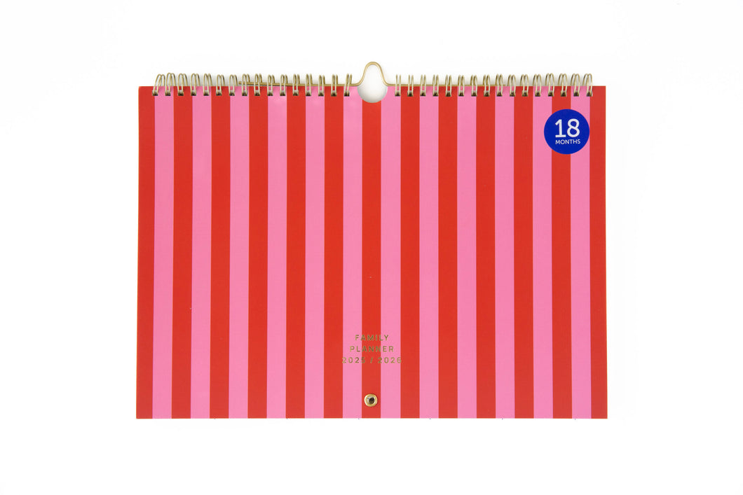 Fabrique 18 Month Family Planer 2025/2026 Stripes Pink von A-Journal – Familienagenda mit Wochenübersichten, Platz für 5 Personen, zahlreichen Checklisten, Spiraalbindung und FSC-Papier für den Zeitraum 30. Juni 2025 bis 3. Januar 2027.