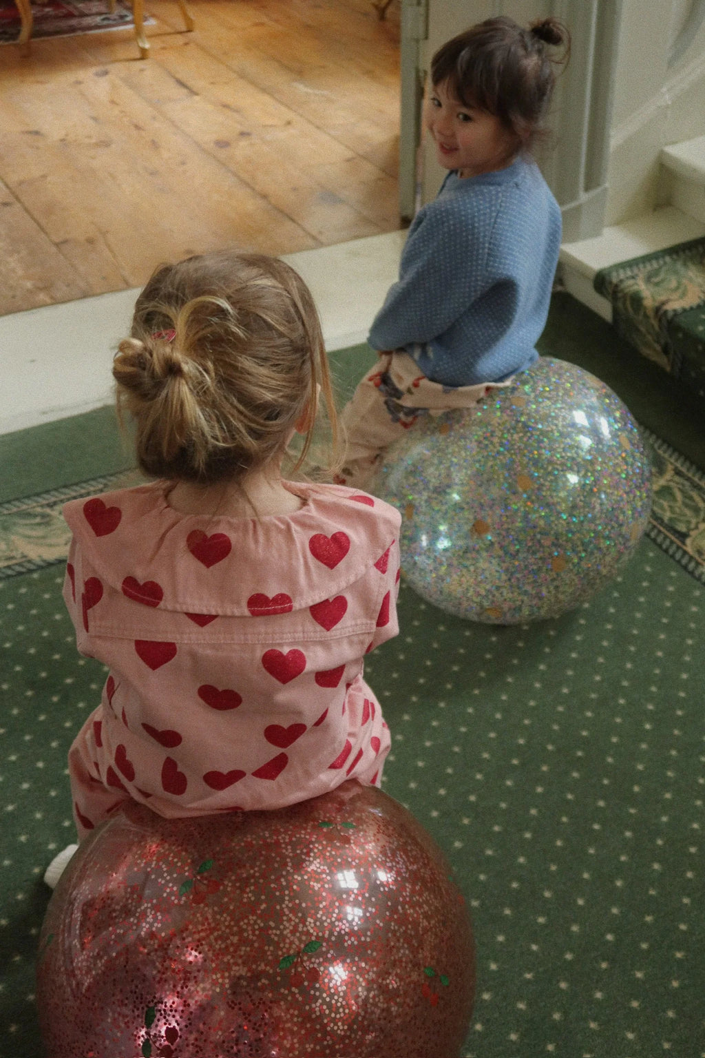  Glitzernder Hüpfball Glitter Lemon von Konges Sløjd mit Griff, 50 cm Durchmesser, inklusive Pumpe. Ideal zum Spielen drinnen und draußen für Kinder ab 3 Jahren.