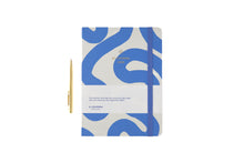 Laden Sie das Bild in den Galerie-Viewer, Kalender My Journal 2026 Flow Blue von A-Journal – blauer Hardcover-Planer mit Soft-Touch-Oberfläche, elastischer Schließe und cremefarbenem Papier
