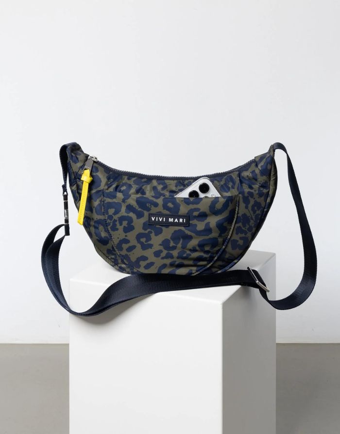 Padded Hip Bag Medium I Leo Splashes Navy/Olive