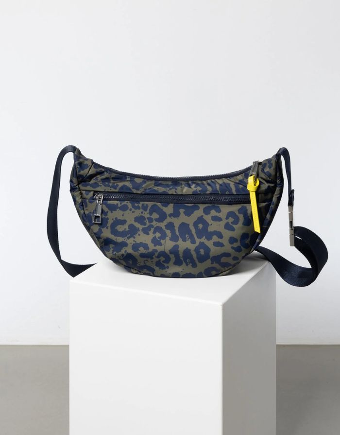 Padded Hip Bag Medium I Leo Splashes Navy/Olive
