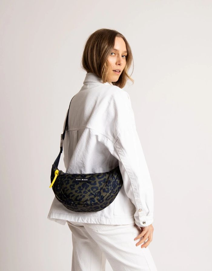 Padded Hip Bag Medium I Leo Splashes Navy/Olive