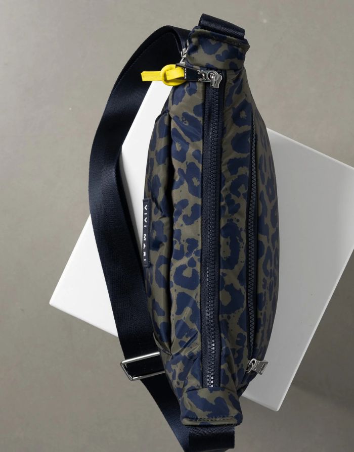Padded Hip Bag Medium I Leo Splashes Navy/Olive