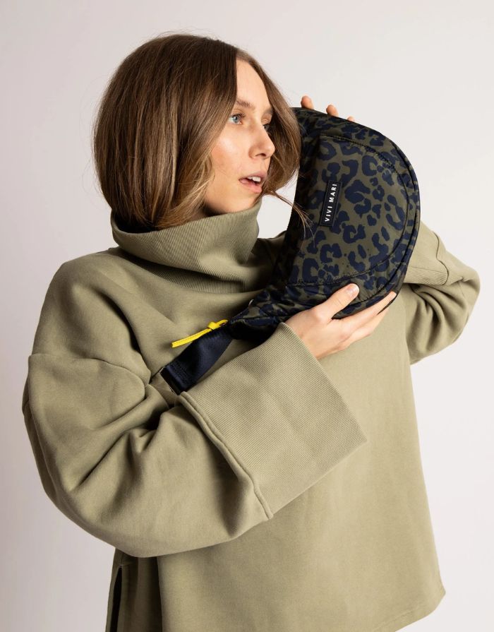 Padded Hip Bag Medium I Leo Splashes Navy/Olive