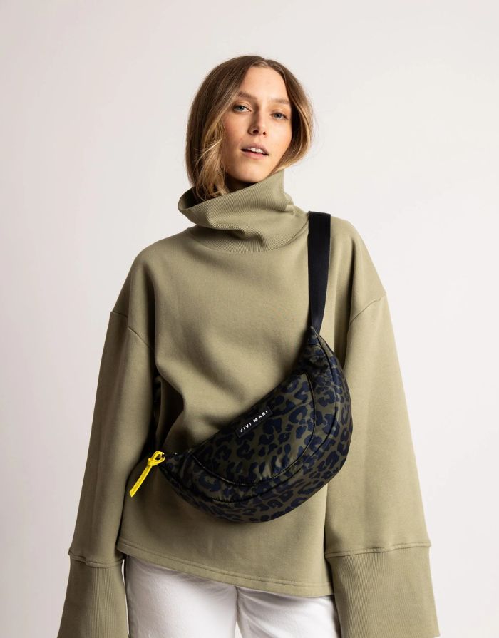 Padded Hip Bag Medium I Leo Splashes Navy/Olive