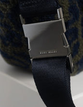 Laden Sie das Bild in den Galerie-Viewer, Teddy Hip Bag Medium I Leo Splashes Navy/Olive
