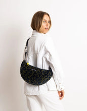 Laden Sie das Bild in den Galerie-Viewer, Teddy Hip Bag Medium I Leo Splashes Navy/Olive
