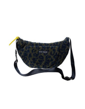 Laden Sie das Bild in den Galerie-Viewer, Teddy Hip Bag Medium I Leo Splashes Navy/Olive
