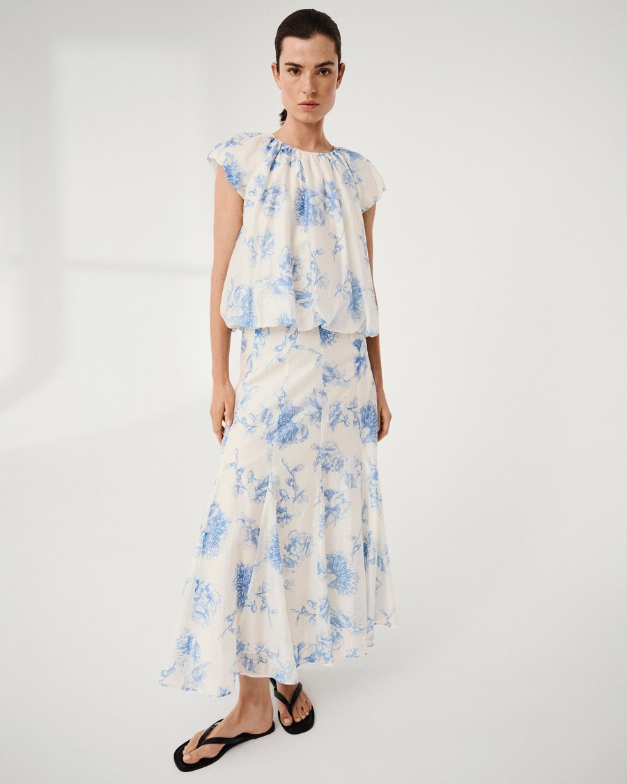 MSCH Copenhagen Top Evangelia M Blue Flower mit Blumenprint, elastischem Ausschnitt und Ballonsaum.