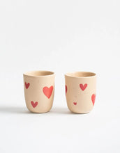 Laden Sie das Bild in den Galerie-Viewer, Handgemachte rosa Tasse mit Herzmotiv aus Steinzeug von Egg Back Home, 220 ml, mit individueller Glasur – spülmaschinenfest und mikrowellengeeignet.
