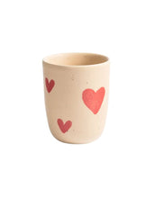 Laden Sie das Bild in den Galerie-Viewer, Handgemachte rosa Tasse mit Herzmotiv aus Steinzeug von Egg Back Home, 220 ml, mit individueller Glasur – spülmaschinenfest und mikrowellengeeignet.
