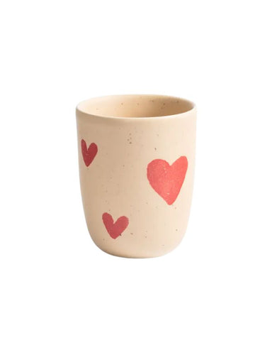 Handgemachte rosa Tasse mit Herzmotiv aus Steinzeug von Egg Back Home, 220 ml, mit individueller Glasur – spülmaschinenfest und mikrowellengeeignet.