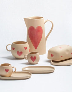 Großer, handgefertigter Becher mit Herzmotiv aus rosa glasiertem Steingut von Egg Back Home, 500 ml – einzigartiges Design mit glänzender Oberfläche.