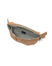 Laden Sie das Bild in den Galerie-Viewer, Leckerlitasche Emma in Almond von PALOPA – vielseitige Gassitasche mit Leckerlifach, Reißverschlussfach und Kotbeutelspender. Tragbar als Umhängetasche, Bauchtasche oder Schultertasche. Wetterfest &amp; abwaschbar.
