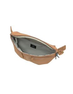 Leckerlitasche Emma in Almond von PALOPA – vielseitige Gassitasche mit Leckerlifach, Reißverschlussfach und Kotbeutelspender. Tragbar als Umhängetasche, Bauchtasche oder Schultertasche. Wetterfest & abwaschbar.