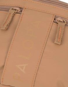 Leckerlitasche Emma in Almond von PALOPA – vielseitige Gassitasche mit Leckerlifach, Reißverschlussfach und Kotbeutelspender. Tragbar als Umhängetasche, Bauchtasche oder Schultertasche. Wetterfest & abwaschbar.