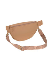 Laden Sie das Bild in den Galerie-Viewer, Leckerlitasche Emma in Almond von PALOPA – vielseitige Gassitasche mit Leckerlifach, Reißverschlussfach und Kotbeutelspender. Tragbar als Umhängetasche, Bauchtasche oder Schultertasche. Wetterfest &amp; abwaschbar.
