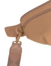 Laden Sie das Bild in den Galerie-Viewer, Leckerlitasche Emma in Almond von PALOPA – vielseitige Gassitasche mit Leckerlifach, Reißverschlussfach und Kotbeutelspender. Tragbar als Umhängetasche, Bauchtasche oder Schultertasche. Wetterfest &amp; abwaschbar.
