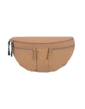 Laden Sie das Bild in den Galerie-Viewer, Leckerlitasche Emma in Almond von PALOPA – vielseitige Gassitasche mit Leckerlifach, Reißverschlussfach und Kotbeutelspender. Tragbar als Umhängetasche, Bauchtasche oder Schultertasche. Wetterfest &amp; abwaschbar.
