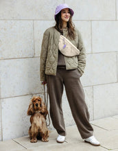 Laden Sie das Bild in den Galerie-Viewer, Leckerlibeutel Emma in Creme – vielseitige Bauchtasche für Hundebesitzer:innen mit Leckerlifach, Kotbeutelspender und Reißverschlussfach. Wasserabweisend, pflegeleicht und nachhaltig gefertigt aus recyceltem Polyester.
