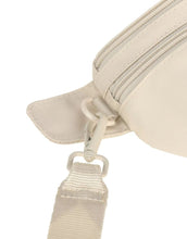 Laden Sie das Bild in den Galerie-Viewer, Leckerlibeutel Emma in Creme – vielseitige Bauchtasche für Hundebesitzer:innen mit Leckerlifach, Kotbeutelspender und Reißverschlussfach. Wasserabweisend, pflegeleicht und nachhaltig gefertigt aus recyceltem Polyester.
