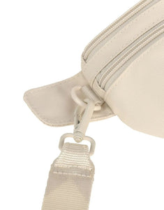 Leckerlibeutel Emma in Creme – vielseitige Bauchtasche für Hundebesitzer:innen mit Leckerlifach, Kotbeutelspender und Reißverschlussfach. Wasserabweisend, pflegeleicht und nachhaltig gefertigt aus recyceltem Polyester.