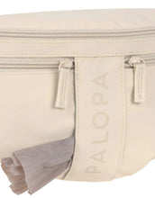Laden Sie das Bild in den Galerie-Viewer, Leckerlibeutel Emma in Creme – vielseitige Bauchtasche für Hundebesitzer:innen mit Leckerlifach, Kotbeutelspender und Reißverschlussfach. Wasserabweisend, pflegeleicht und nachhaltig gefertigt aus recyceltem Polyester.
