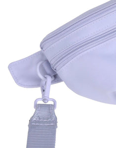 PALOPA Leckerlitasche Emma in Purple – funktionale Gassitasche mit abwaschbarem Leckerlifach, Reißverschlussfach & Kotbeutelspender. Tragbar als Crossbody oder Bauchtasche. Für Erwachsene.