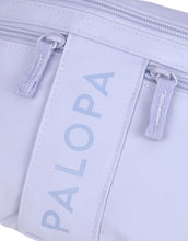 Laden Sie das Bild in den Galerie-Viewer, PALOPA Leckerlitasche Emma in Purple – funktionale Gassitasche mit abwaschbarem Leckerlifach, Reißverschlussfach &amp; Kotbeutelspender. Tragbar als Crossbody oder Bauchtasche. Für Erwachsene.
