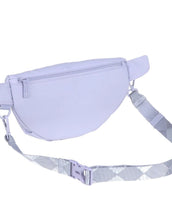 Laden Sie das Bild in den Galerie-Viewer, PALOPA Leckerlitasche Emma in Purple – funktionale Gassitasche mit abwaschbarem Leckerlifach, Reißverschlussfach &amp; Kotbeutelspender. Tragbar als Crossbody oder Bauchtasche. Für Erwachsene.
