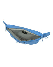 Laden Sie das Bild in den Galerie-Viewer, Leckerlitasche Emma in Sky Blue – multifunktionale Bauchtasche für Hundebesitzer:innen mit Leckerlifach, Reißverschlussfach und Kotbeutelspender. Wasserabweisend, abwaschbar und nachhaltig gefertigt aus recyceltem Polyester.

