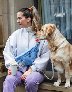 Leckerlitasche Emma in Sky Blue – multifunktionale Bauchtasche für Hundebesitzer:innen mit Leckerlifach, Reißverschlussfach und Kotbeutelspender. Wasserabweisend, abwaschbar und nachhaltig gefertigt aus recyceltem Polyester.
