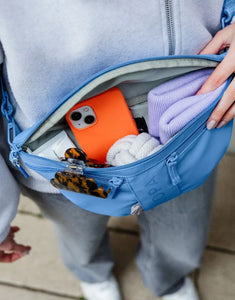 Leckerlitasche Emma in Sky Blue – multifunktionale Bauchtasche für Hundebesitzer:innen mit Leckerlifach, Reißverschlussfach und Kotbeutelspender. Wasserabweisend, abwaschbar und nachhaltig gefertigt aus recyceltem Polyester.