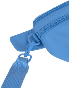 Leckerlitasche Emma in Sky Blue – multifunktionale Bauchtasche für Hundebesitzer:innen mit Leckerlifach, Reißverschlussfach und Kotbeutelspender. Wasserabweisend, abwaschbar und nachhaltig gefertigt aus recyceltem Polyester.