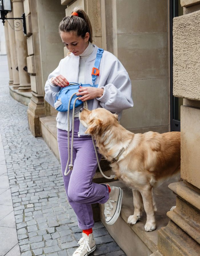 Leckerlitasche Emma in Sky Blue – multifunktionale Bauchtasche für Hundebesitzer:innen mit Leckerlifach, Reißverschlussfach und Kotbeutelspender. Wasserabweisend, abwaschbar und nachhaltig gefertigt aus recyceltem Polyester.
